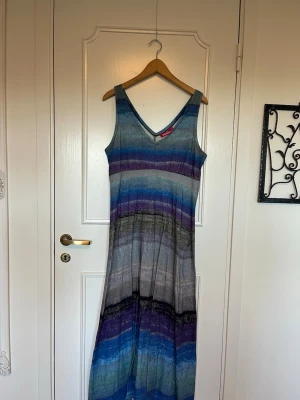 Långklänning  - Säljer en långklänning från Indiska med snygga blå, grå och lila ränder. Hör av er vid frågor!