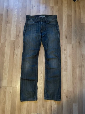 Levis 506 Standard - Levis 506 i fint skick. Har gulnad inuti, skulle tro att det går bort med bikarbonat. annars gott skick. Skriv om fler bilder eller mått önskas. W31L34