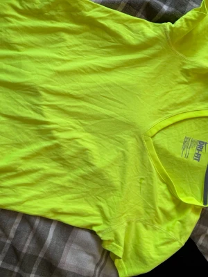 Nike tröja  - Säljer denna snygga Nike tröja som framhäver ens solbränna på sommardagar och syns när mörkret kommer. Köp gärna nu. 