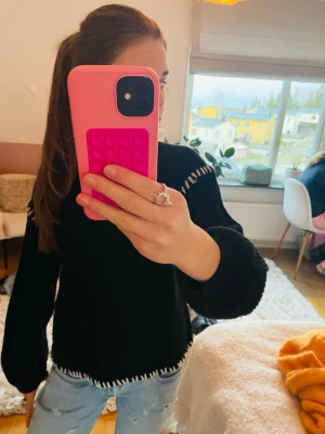 Svart stickad tröja med vita sömmar - Såå snygg och najs till vintern☺️☺️syns kanppt att den är använd förutom lite lite nopprig som man ser på bilderna