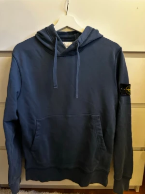 Stone island hoodie (blå)  - Blå Stone Island hoodie. Väldigt bra skick! Fler bilder kan skickas på taggar etc. Pris kan diskuteras!