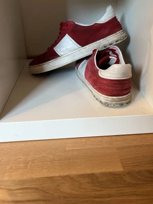 Valentino flycrews rödvita - Säljer ett par valentino flycrews efter att jag fick nya skor i julklapp! Stolek 44 men passar 45. Skick 6,5/10