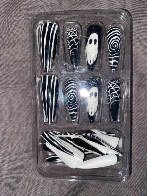 Oanvända Lösnaglar - Oanvända lösnaglar me små spöken. Dom va rätt långa. Ish 2,5-3 cm Fick dom av min mamma att ha på halloween men dom va för långa.  Dom ä öppnade men inte andvända så kommer tejpade