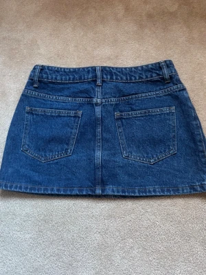 Jeanskjol edikted  - Endast använd en gång, storlek xs, priset går att diskuteras 💗