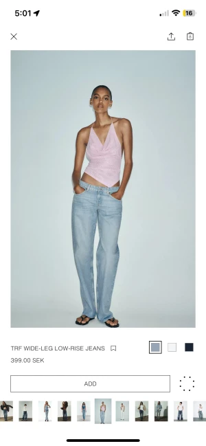 Ljusblå wide-leg jeans midwaist - Säljer ett par ljusblå jeans med breda ben och midwaist. Klassisk femficksmodell med knapp och dragkedja framtill. Jeansen har en avslappnad och trendig siluett, perfekta för dig som gillar loose fit och retrovibe. Jeansen är lite slitna längst ner då de är lite långa för mig