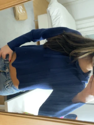 Marinblå stickad hoodie / kashmir hoodie - Säljer en marinblå stickad hoodie/kashmir från Primark, har croppad passform med ribbad nederkant långa ärmar och huva med snörning. Materialet är mjukt och stickat. Den är ribbad på nedre delen och nederdelen på ärmarna 