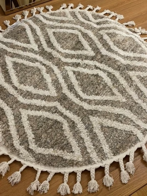 Beige rund matta med mönster från Novel, XXXLUTZ. - Säljer en rund matta i beige och vitt från Novel, XXXLUTZ, den är helt ny.