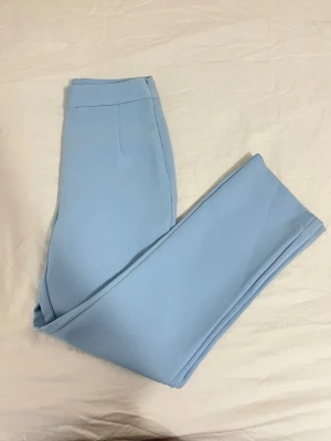 Bikbok kostymbyxor med raka ben - Kommer ej till användning. Ny