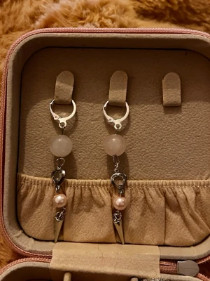 Örhängen - 6cm lång, Egengjorda, rostfritt stål och postar oftast samma eller dagen efter köp 