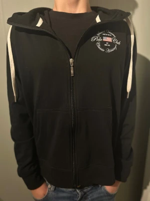 Polo Club Zip up - En riktigt fin tröja från polo club. Tröjan är knappt använd så skicket är 10/10!!