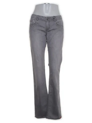 Grå bootcut jeans edc - Snygga grå jeans från edc by Esprit i strl 30/34 (midjemått tvärs över ca 40 cm), köpta på Sellpy💕 vissa av paljetterna / stenarna har ramlat av, små fläckar som knappt syns💗