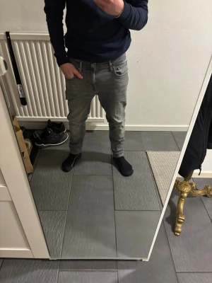 Pepe jeans grå skinny jeans 30/30 - Säljer ett par grå skinny jeans från Replay i storlek 30/30. Jeansen har klassisk femficksdesign, smal passform och är tillverkade i mjukt denim-material. Snyggt Replay-märke på bakfickan och diskret tvättad look. Perfekt för dig som gillar stilrena och tajta jeans.