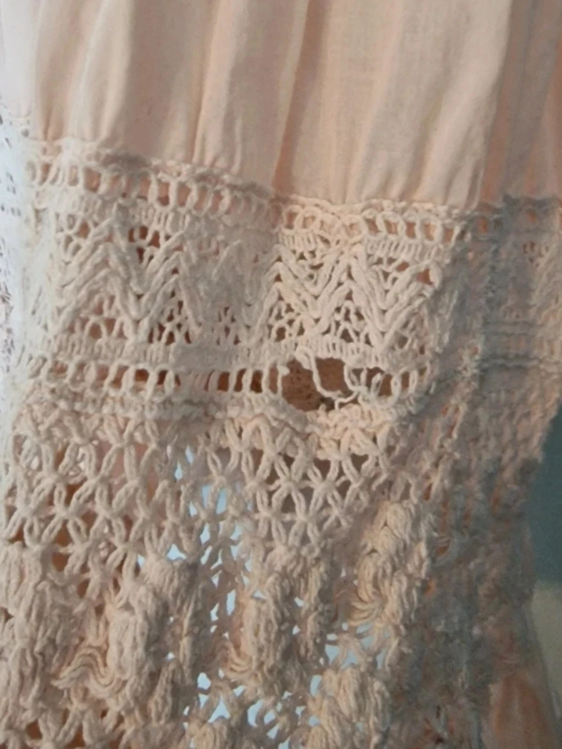 Kort klänning med spetsdetaljer - 5