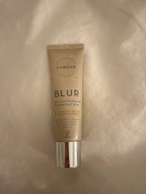 Foundation lumene - Endast testad en gång, ej nuddat min hud. Säljer då de va fel färg för mig.