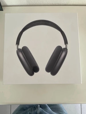 AirPods Max - AirPods Max - Storlek: Justerad📏  - Skick: 10/10♻️   - Pris: 2500kr💵   - Färg: svart - Frakt: Fraktas samma dag, anländer till ditt hus inom 3-4 dagar🚚   Tveka inte att skriva vid minsta fråga!💭 