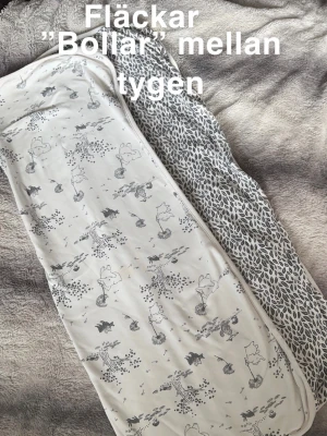 Lindex barnfilt - Fläckar. ”Bollar” mellan tyglagret