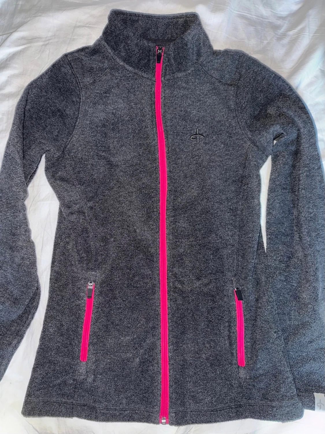 Grå fleecejacka med rosa dragkedjor