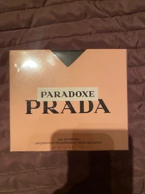 Prada Paradoxe Eau de Parfum - Prada Paradoxe Eau de Parfum, 90 ml, är en påfyllningsbar spray. Ingredienser: alkohol, parfym, vatten, limonene, linalool, benzyl salicylate, benzyl alcohol, ethylhexyl salicylate, methoxydibenzoylmethane, coumarin, hydroxycitronellal, citronellol, geraniol, citral, tris(tetramethylhydroxypiperidinol) citrate, farnesol, benzyl benzoate, CI 17200, CI 60730. Tillverkad i Frankrike.