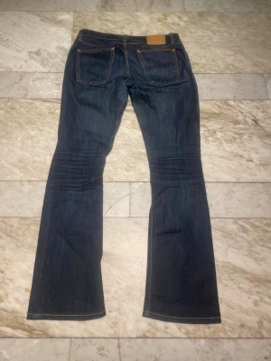 Nudie bootcut jeans - Sköna Nudie bootcut jeans i modellen ”Narrow Boot”! Dessa är från 2008-2010 så sjukt rare! St 29/34! Midja-40cm, längd- 105cm! Hör av dig vid ytterligare frågor! Mvh Henry