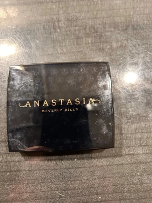 Anastasia Beverly Hills Blush Trio - Blush Trio 'Peachy Love' från Anastasia Beverly Hills med tre pigmenterade rouge i färgerna Nectarine, Ginger och Miami. Paletten har en snygg svart plastförpackning med spegel och är vegansk. Perfekt för dig som gillar varma, persikotonade nyanser.