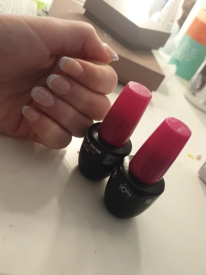  Nagel primer med rosa lock - Två flaskor primer från The One med snygga rosa lock. Primern har en tunn pensel för precis applicering och kommer i en stilren svart flaska. Perfekt för att få naglarna att HÅLLA en för 60 båda för 80