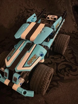 Lego Technic 42059 Stunt Truck  - Lego bil byggt redan . Lego i bra skick, 5+. Utan förpackning och utan instruktioner. När det truckt bakåt rör den sig det snabbt framåt .