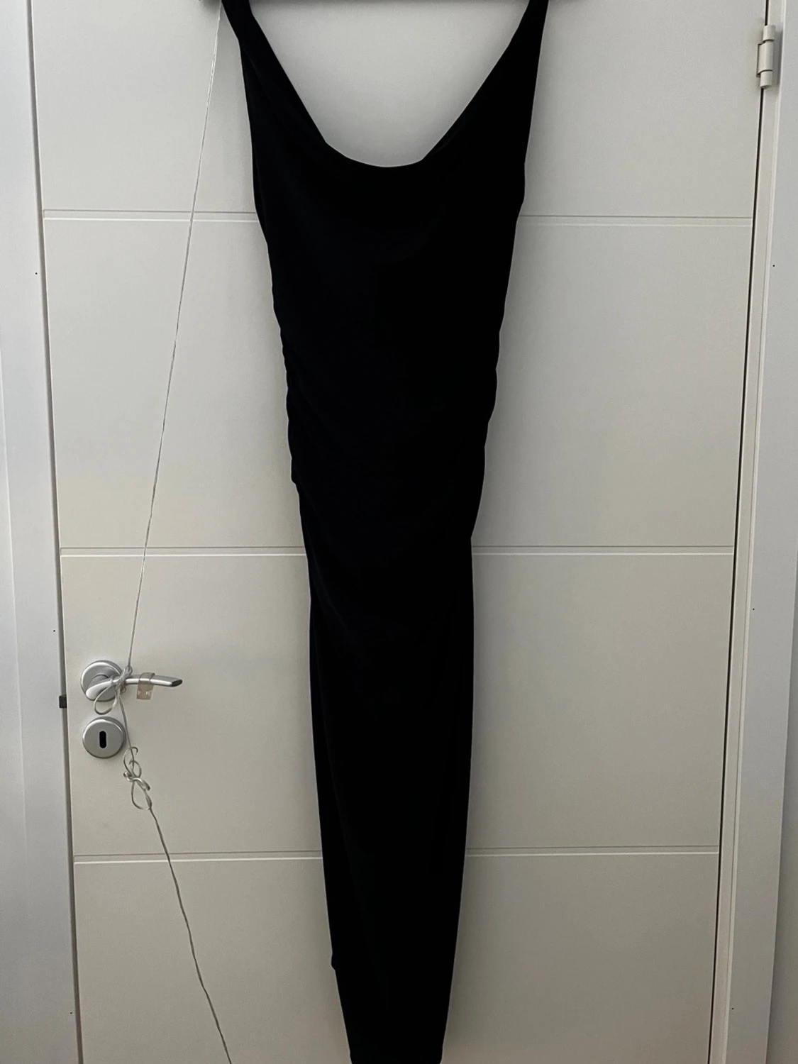 Svart långklänning med draperad hals - 1