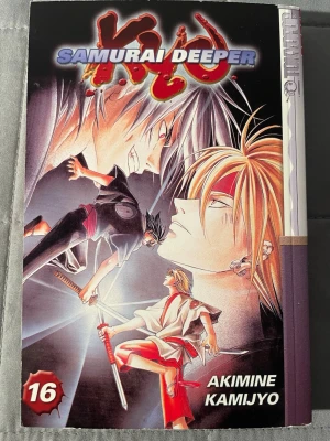 Samurai Deeper Kyo 16 - Följ med på ett episkt samurajäventyr där Kyo och Hotaru möts i en intensiv kamp. Full av action, coola svärdsdueller och spännande vändningar – perfekt för dig som gillar manga och samurajer!