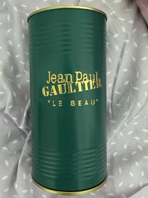 Jean Paul Gaultier Le Beau 75ml - Bilden visar hur mycket det är kvar är, men användes typ två gånger, och jag köpte den för  1200kr., för, electa.Toilette de eau beau le gaultier Jean Paul. Stilren parfym från Jean Paul Gaultier i den ikoniska Le Beau-flaskan. Volym: 75 ml. Tillverkad i Spanien. Perfekt för dig som vill sticka ut med en unik design på hyllan.