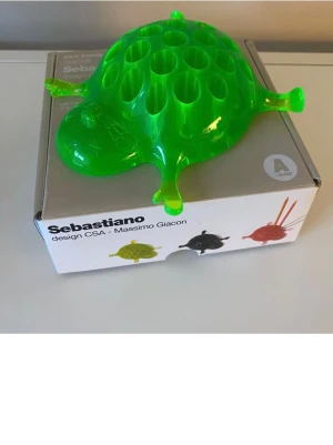 Pennställ från Alessi Grön Sebastiano    - Pennställ från  Alessi, designad av Massimo Giacon. Penstället  är klassisk med rundad hals och raka sidor. Färgen är  riktigt klargrön, vilket ger en cool och modern vibe. Perfekt för dig som vill sticka ut med en unik accessoar.