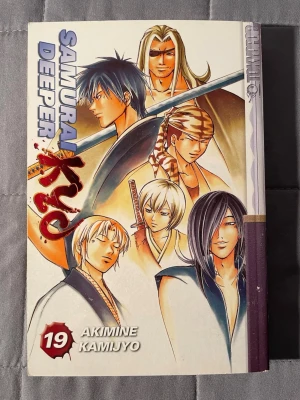 Samurai Deeper Kyo 19 - Följ Kyo och hans vänner i denna actionfyllda manga där samurajer, episka strider och lojalitet står i centrum. Perfekt för dig som gillar spänning, äventyr och coola karaktärer! Rekommenderas för äldre tonåringar och unga vuxna.