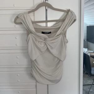 Off shoulder topp - Jättefin off shoulder topp i str S från Bikbok knytning i fram och säljer för den kommer inte till användning!