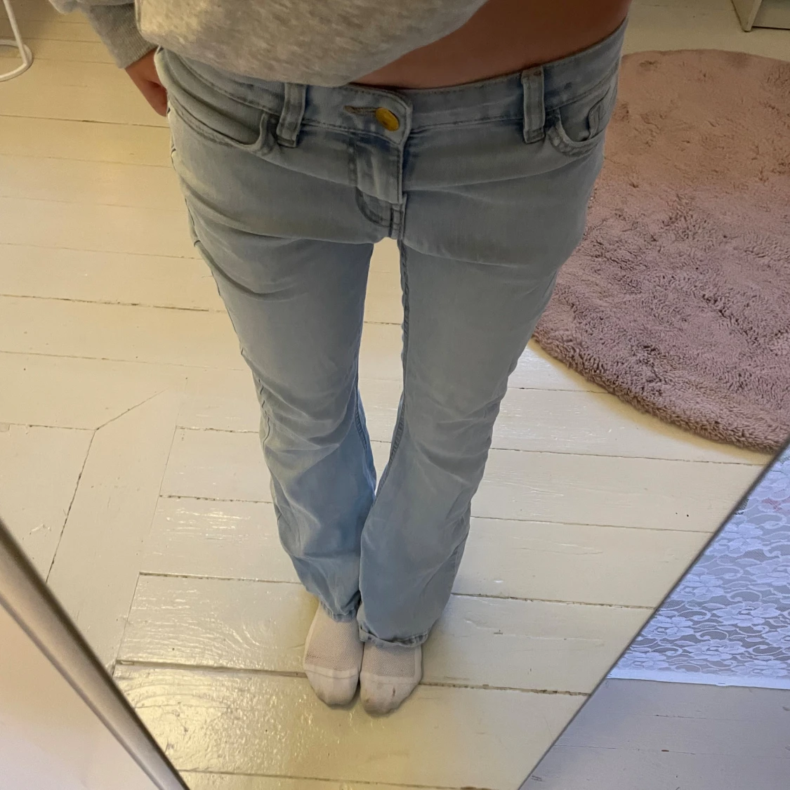 Ljusblå bootcut jeans låg midja
