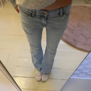 Ljusblå bootcut jeans låg midja - Snygga ljusblå jeans med bootcut och låg midja. Jeansen har klassiska fickor fram och bak, samt en guldfärgad knapp. Perfekta för dig som gillar en avslappnad och trendig look. Materialet är mjukt denim som sitter skönt hela dagen. Pris kan diskuteras! 🥰