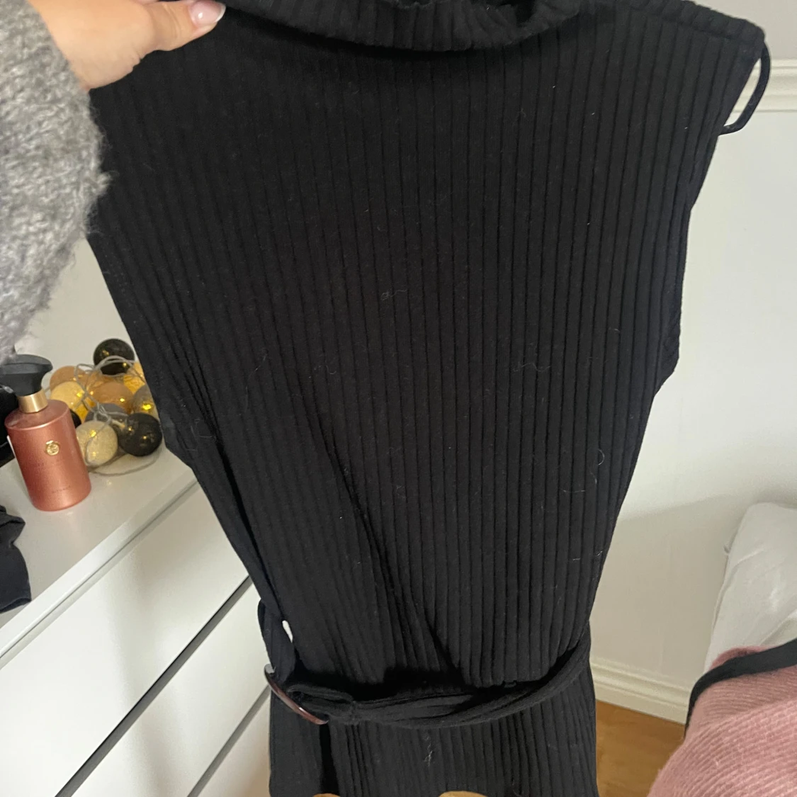 Svart ribbad polotopp med bälte - 1