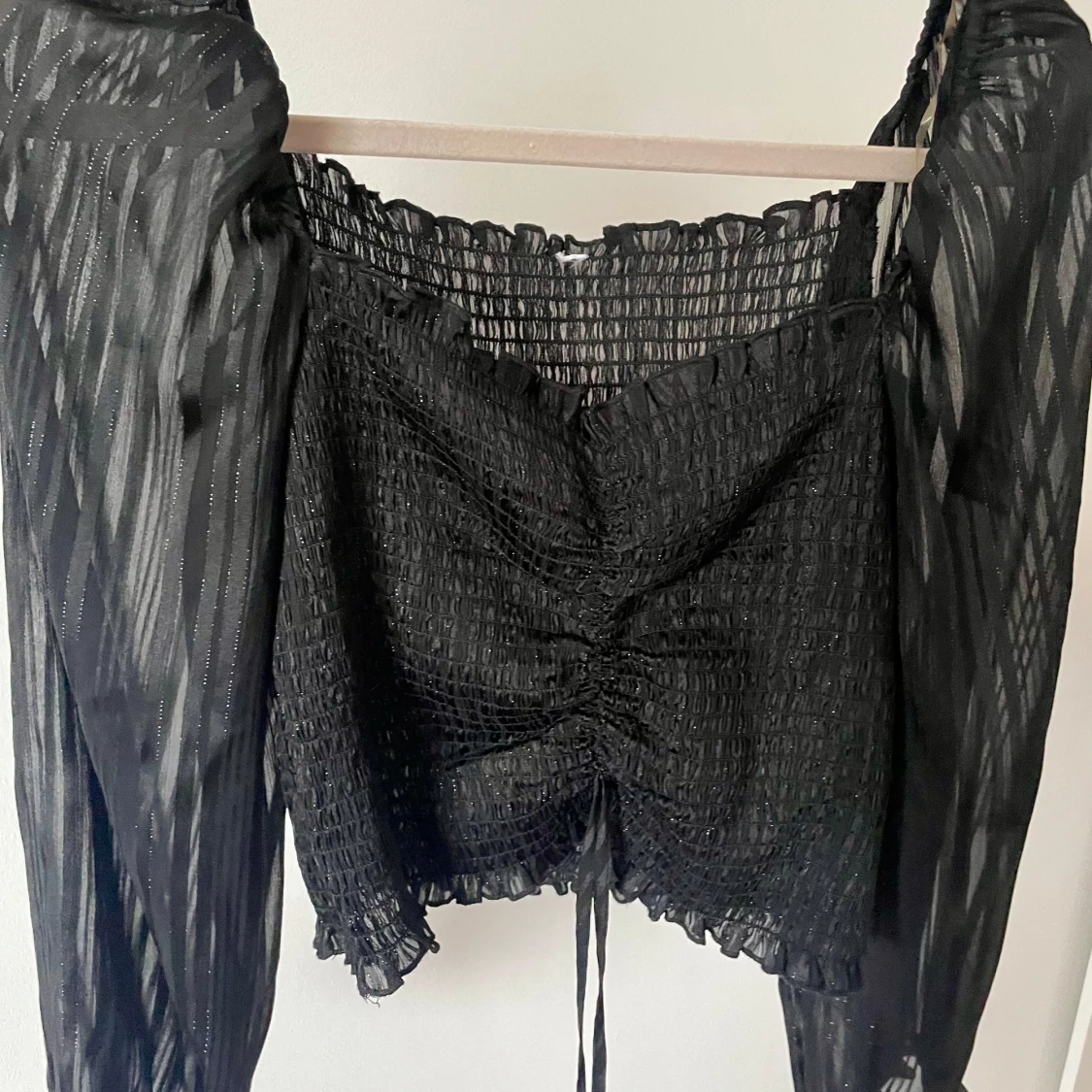 Svart mesh blus med snörning