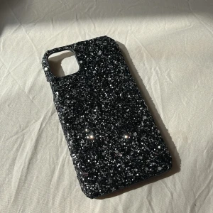 Mobilskal iPhone 11 - Nu säljer jag mitt super fina oanvända mobilskal till iPhone 11! 🖤