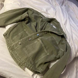 Jeansjacka - Säljer min gröna jeansjacka från Zara i storlek 34. Säljer den då jag ej använder den & det bara hänger i min garderob. 