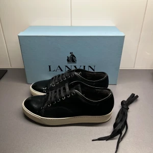 Lanvin skor - Säljer svarta lantvins i storlek Eu40/Uk6 men sitter som 41. Skorna är i väldigt bra skick. Nästintill nyskick. Kommer med box, snören och dustbag.