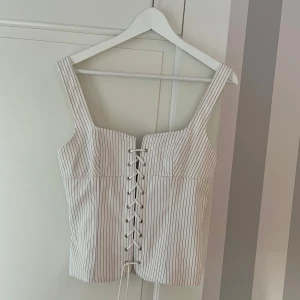 Zara topp - | Topp från Zara | Storlek: S | Färg: vit med ränder | Helt ny, prislapp kvar | 