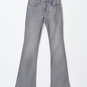 Gråa lågmidjade jeans  - Snygga grå lågmidjade jeans från gina med klassisk femficksdesign och bootcut-ben. Jeansen har en cool, lite tvättad look och är tillverkade i mjukt jeanstyg som sitter skönt. Perfekta för dig som gillar en avslappnad men trendig stil.