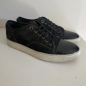 Lanvin skor  - Tjena säljer dessa sjukt feta lanvins🤩 || Uk 7 vilket motsvarar ungefär 41-42 i storlek || skick 8,5/10 || inget og tillkommer därav priset || nya skosnören! || nypris: 5000kr || pris går att diskutera vid snabb affär || FRAKTAR ALLTID 30 MINUTER EFTER KÖP📩 ||