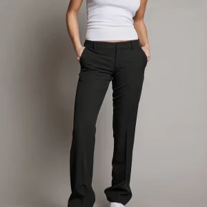 Vera Kostymbyxor från Bikbok  - Säljer ett par svarta kostymbyxor från BikBok i storlek 36, lågmidjade modellen💞väldigt fint skick! Nypris 499kr