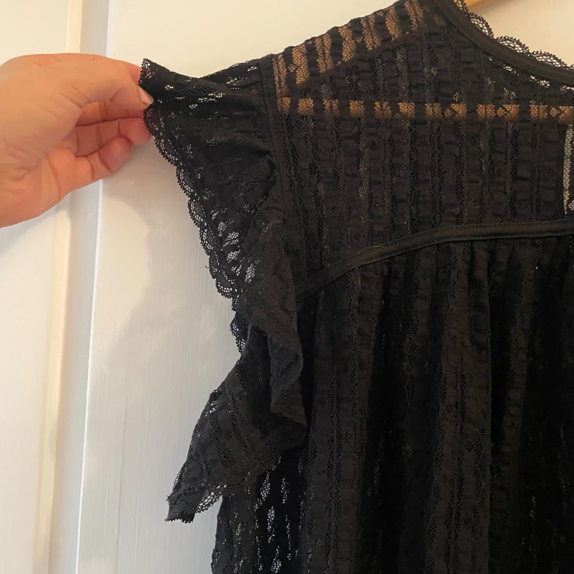 Svart spetsblus med volangdetaljer - 4