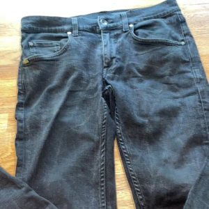 Svarta slim jeans Tiger of Sweden - Svarta jeans från Tiger of Sweden i slim fit-modell. Klassisk femficksdesign med snygg tvätt och diskreta detaljer. Jeansen är tillverkade i ett mjukt och slitstarkt denimtyg och har en stilren look som passar till det mesta.