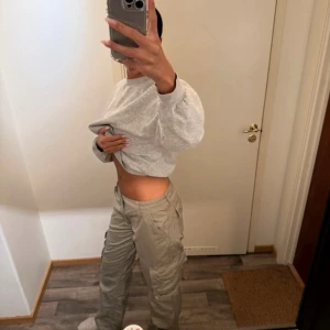 Beiga cargopants med fickor - Köpta secondhand passr M-L. Är 178cm