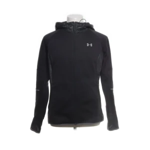 Svart träningsjacka från Under Armour M - Under Armour Jacka – Storlek M 🧥✨ Jackan passar båda killar och tjejer ✨  Snygg och sportig jacka från Under Armour, perfekt för dig som vill ha en kombination av stil, komfort och funktion. 	•	📏 Storlek: M (herr) 	•	⚫ Färg: Svart med diskreta detaljer 	•	🔒 Full dragkedja framtill 	•	🌙✨ Reflexdetaljer som gör dig synlig i mörkret 	•	👝 Två praktiska fickor med dragkedja 	•	🏃‍♂️ Material som andas och ger bra rörelsefrihet  Jackan är i mycket bra skick, använd väldigt lite och ser nästan ny ut. Den ä