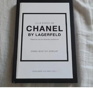 Lilla boken om Chanel by Lagerfeld - Upptäck historien om det ikoniska modehuset Chanel och Karl Lagerfelds inflytande. Boken är rikt illustrerad med bilder från catwalken och ger en inspirerande inblick i modevärlden – perfekt för dig som älskar stil, design och kreativitet.