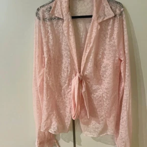 Rosa spetsblus med knyt framtill - Köpt secondhand, pasae S-M