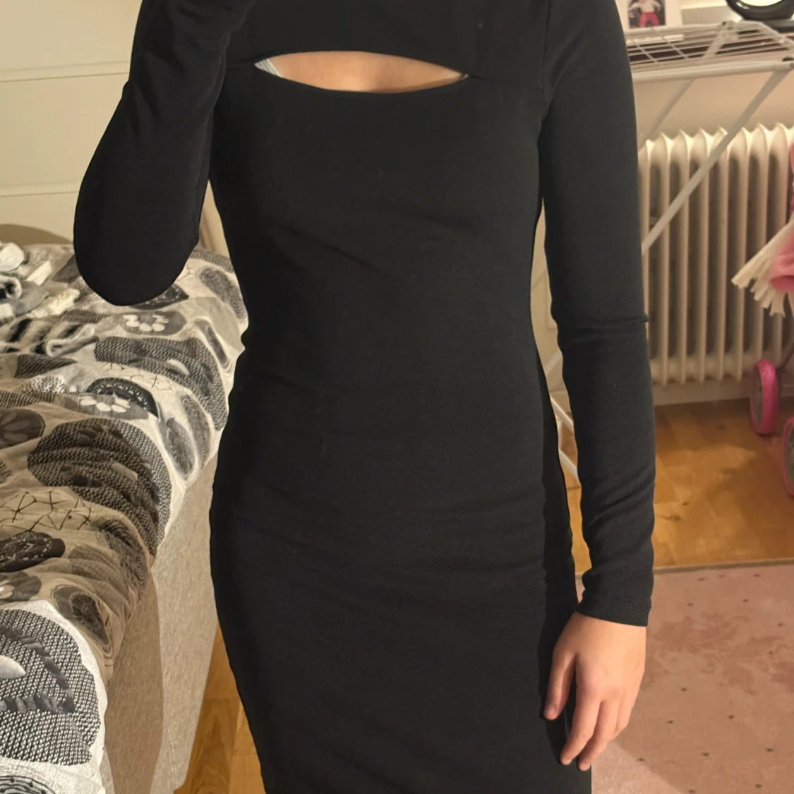 Svart långärmad klänning med cut out - 1